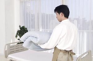 女性が介護士求人を探すメリット